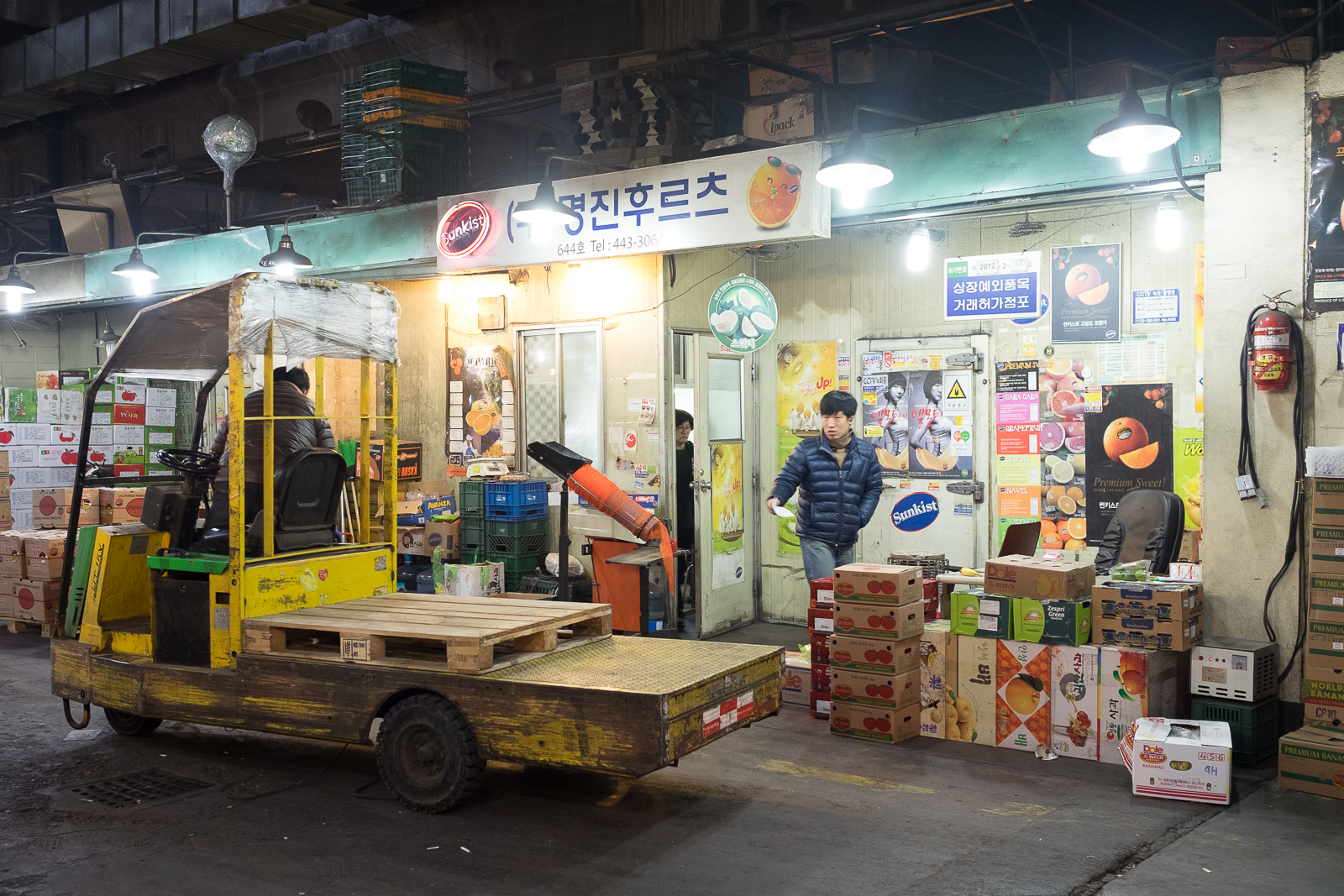 A fruit seller in the Garak market